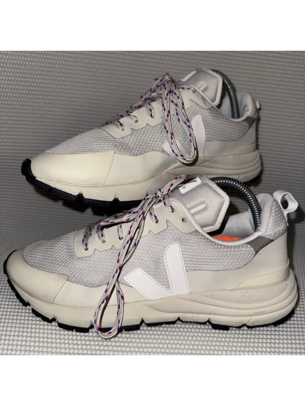 Veja Dekkan Alveomesh Gray Beige Vibram Athletic Shoes Sneakers Women’s Size 9